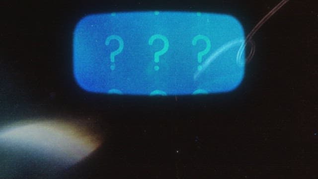 숫자와 이미지가 떠 있는 디지털 인터페이스