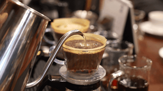 Kettle that pours hot water over coffee grounds