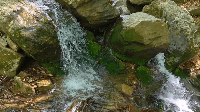 바위를 타고 흐르는 작은 폭포