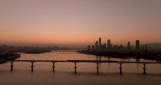 강이 보이는 도시의 일몰 풍경