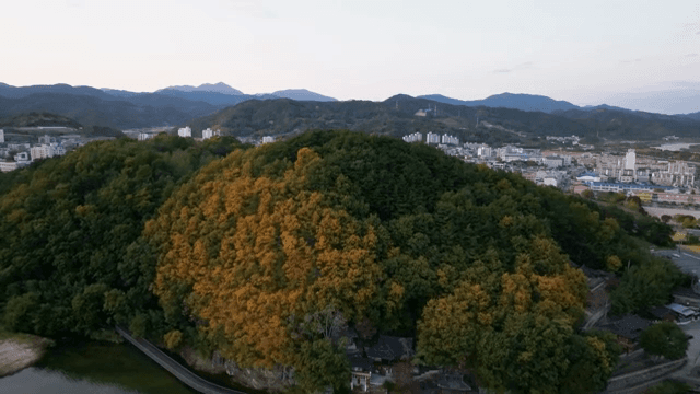 시골 마을이 보이는 경치 좋은 강