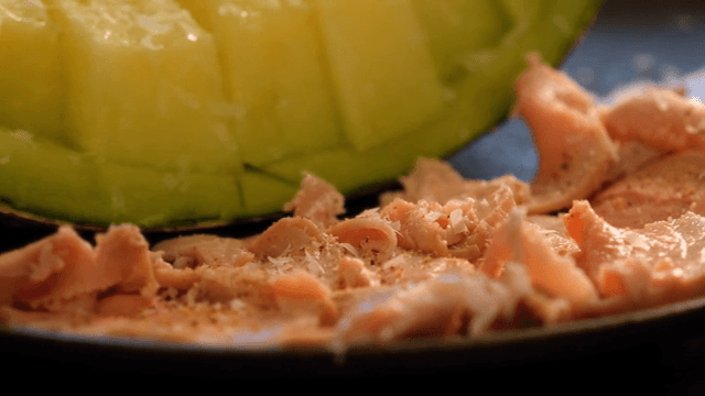 접시에 담긴 연어와 멜론