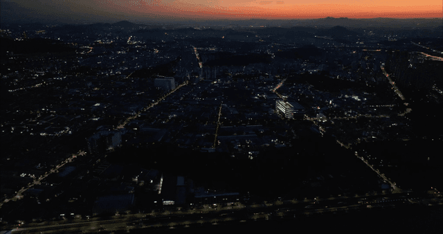 도시의 불빛이 빛나는 황혼의 스카이라인