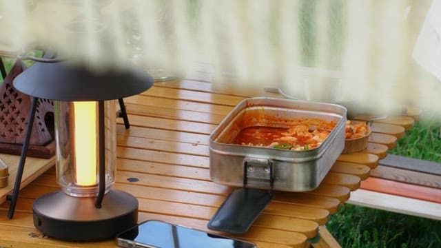매운 라면과 김치가 있는 야외 피크닉 테이블 세팅