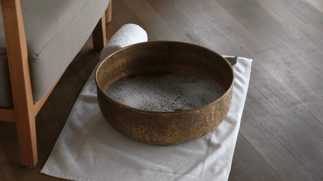 수건 위에 놓인 비눗물이 담긴 그릇