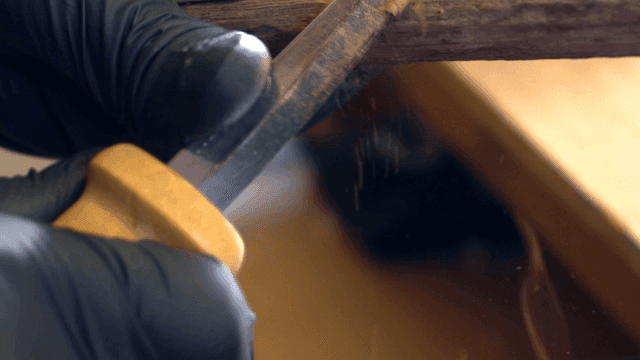 장인이 정교하게 나무를 다듬는 모습