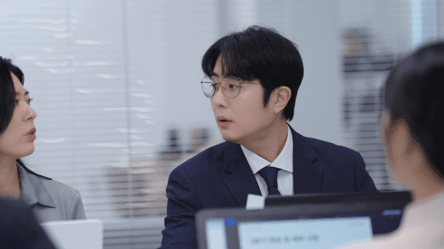 집중적인 토론이 있는 사무실 회의