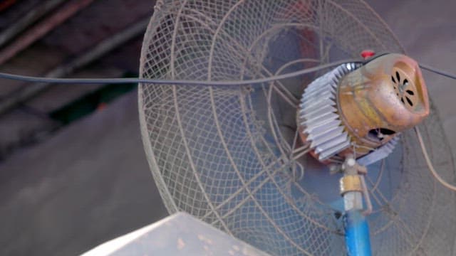 금속 케이지가 있는 오래된 산업용 팬