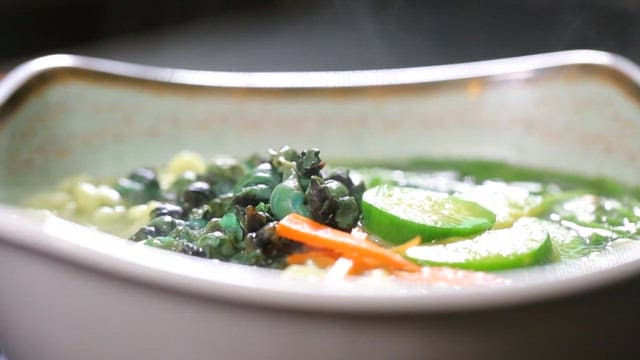 김이 나는 따뜻한 다슬기 하면 한 그릇