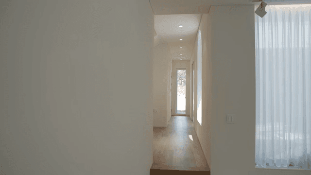 나무 바닥이 있는 밝은 복도