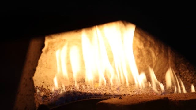 붙타는 오븐 위에서 요리하는 육즙 많은 스테이크