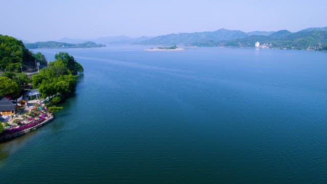 Tranquil Lakeside Scenery with Mountains