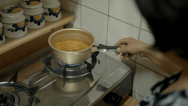가스레인지에서 라면을 끓이는 사람
