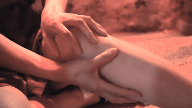 실내에서 다리를 마사지하는 사람