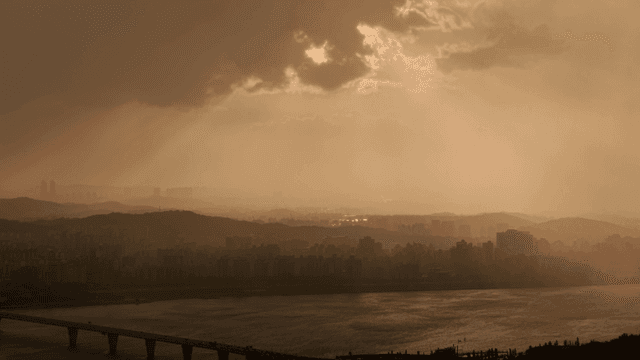 극적인 구름 아래 도시 스카이라인