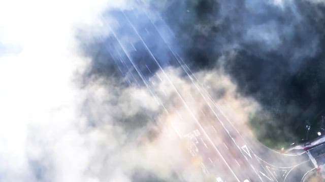 안개와 구름에 둘러싸인 고속도로