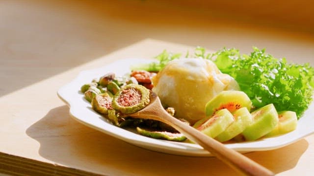 햇볕이 드는 테이블 위의 신선한 무화과 샐러드