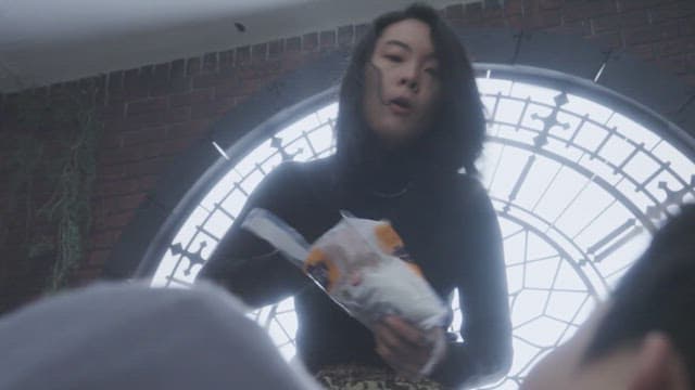 사람에게 소금을 뿌리며 퇴마를 시도하는 여자