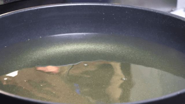 가스레인지 위 프라이팬에서 가열하는 기름