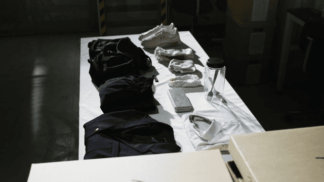 테이블 위에 정리된 다양한 물품들