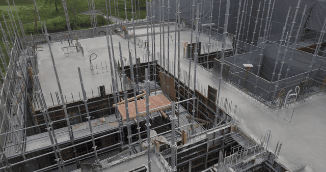 철골 구조물이 있는 건설 현장