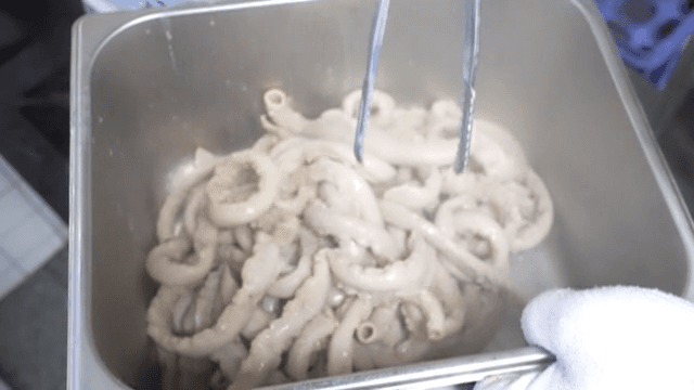 냄비에서 삶아진 곱창