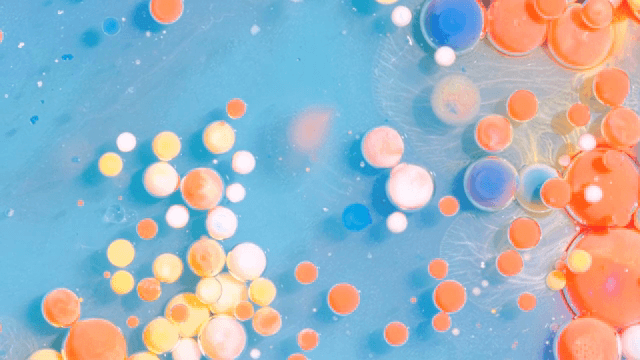 혼합 액체 속 다채로운 버블들