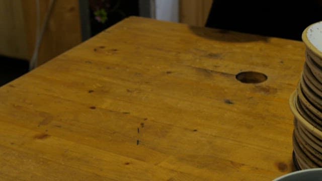 바리스타가 세련된 커피 제공