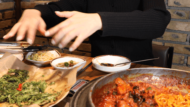 Person who admires taste of minari pancake