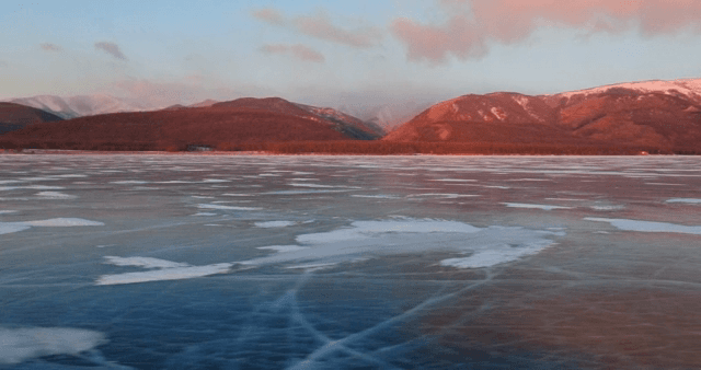 일몰에 얼어붙은 호수와 산