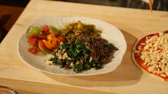 신선한 재료로 집에서 만드는 한국식 피자 준비