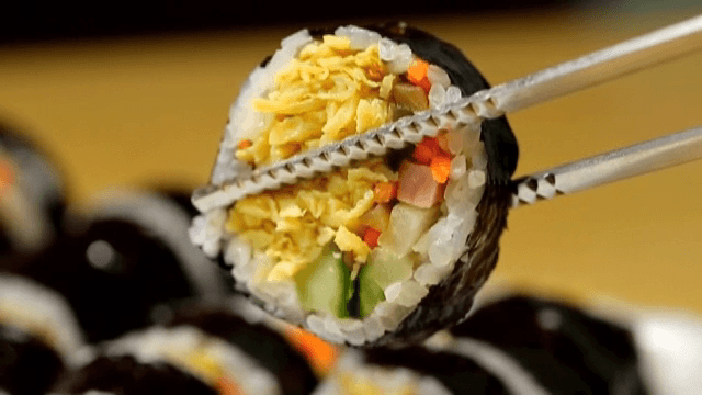 다양한 재료가 들어가있는 김밥