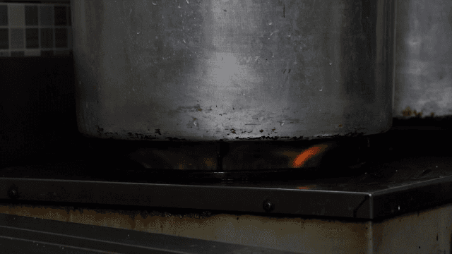 스토브 위에서 가열되는 큰 냄비