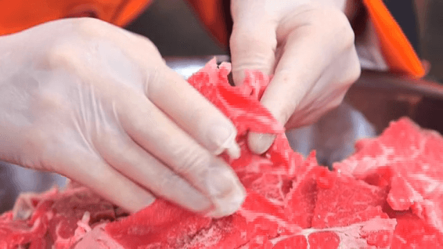뭉쳐있는 소고기 슬라이스를 떼내는 손