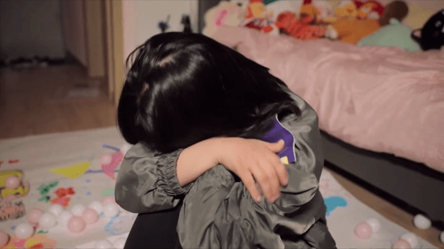 방에서 일기장을 안고 우는 여성