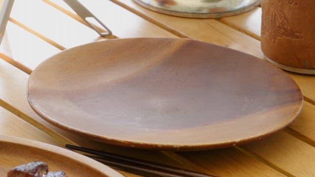 나무 접시 위에 플레이팅되는 무말랭이