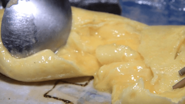 부드러운 오믈렛을 자르는 장면