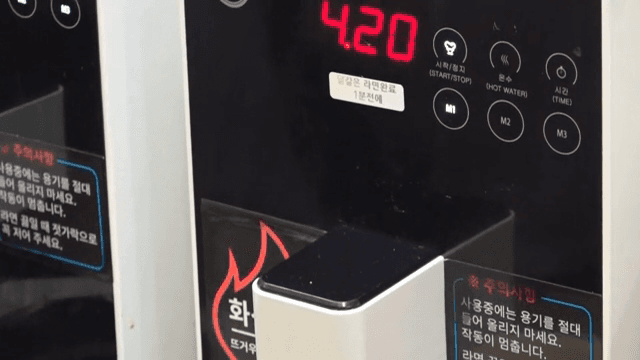 즉석 라면 기계 사용 중