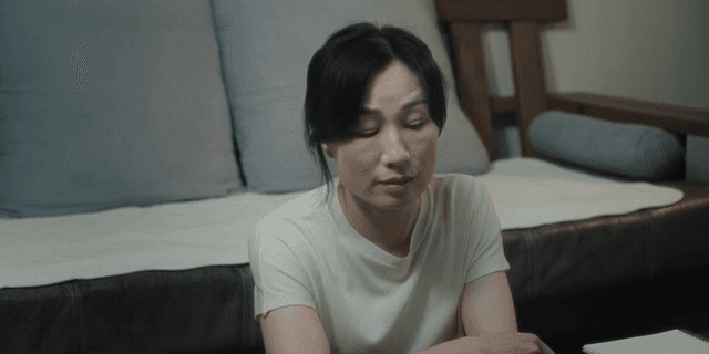 근심 걱정한 채 앉아있는 여성