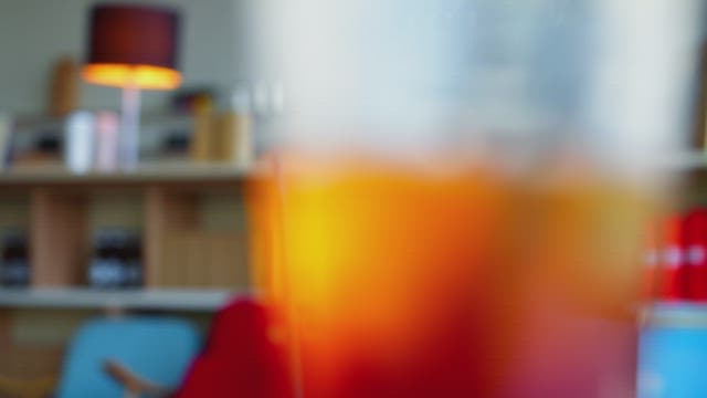 테이블 위의 아이스 커피 한 잔