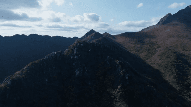 가을 단풍이 든 산맥