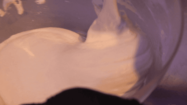 그릇에서 반죽을 섞는 장면