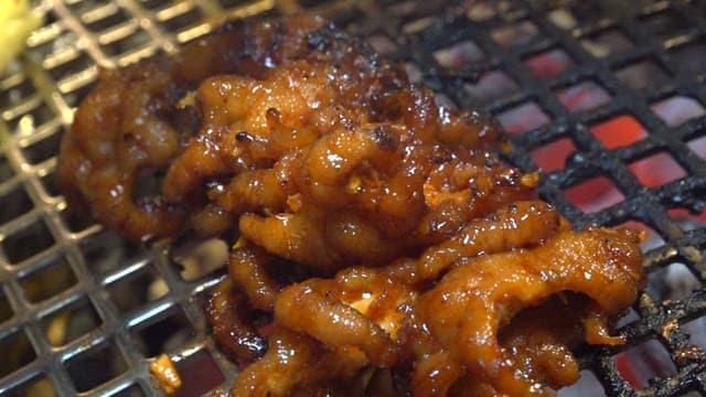 불판 위에 구워지는 양념된 닭발