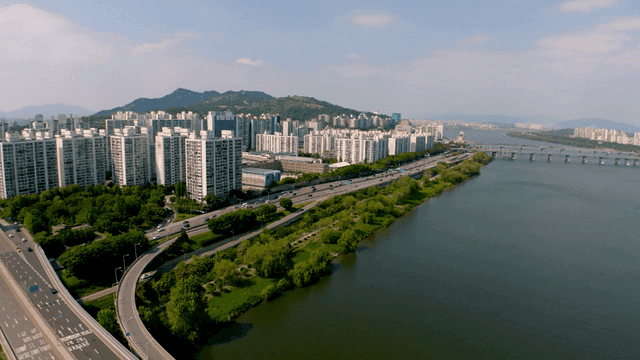 고층 아파트 지역과 한강이 있는 도시 풍경