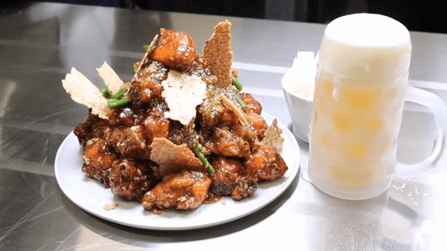 누룽지가 올라간 닭강정과 시원한 생맥주