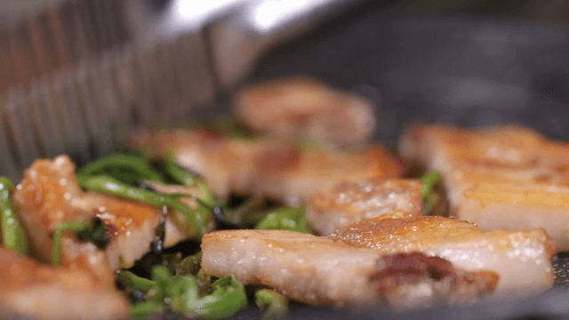 Grilled pork belly with water parsley