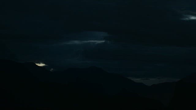 산악 지형의 하늘의 변화