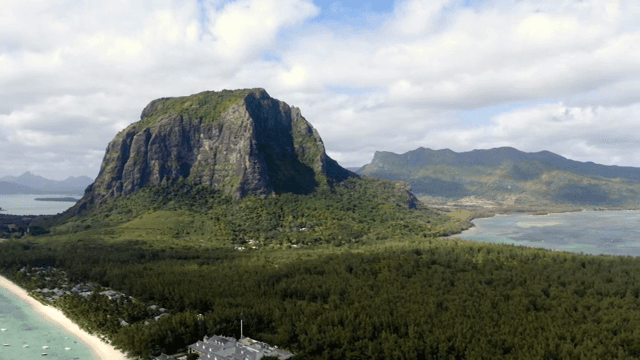 청록색 바다 옆의 장엄한 섬