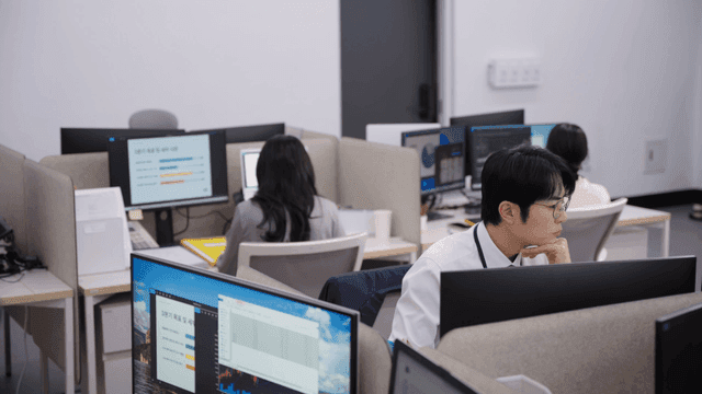 업무에 집중하는 사무실 직원들