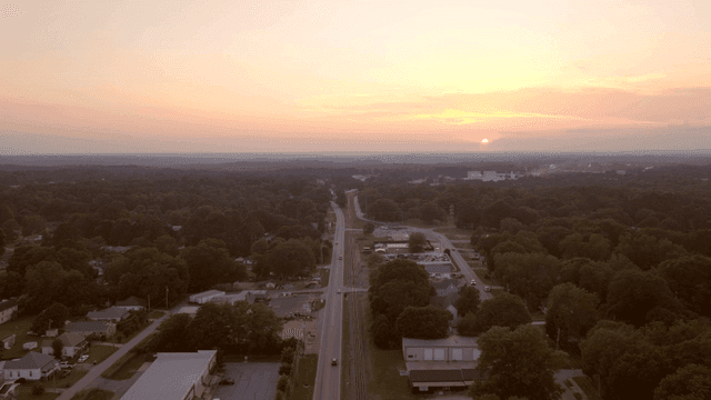 교외 도로 위의 고요한 일몰